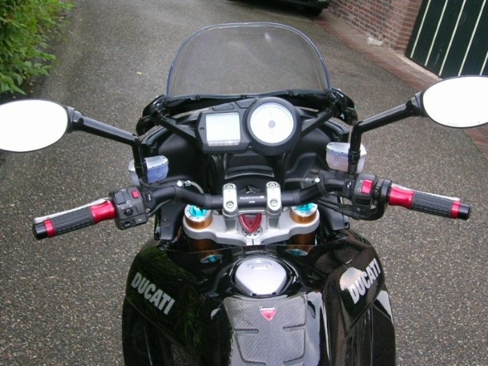 Rizoma grips and handlebar caps