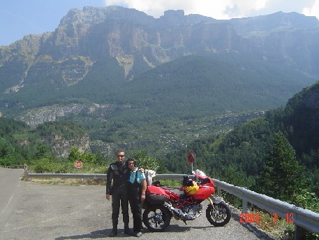Coyote en el Valle de Ordesa, Los Pirineos (spain)