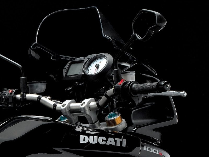 Black 1100S dashboard