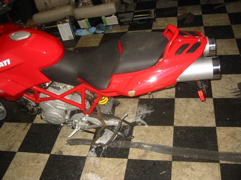 Broken swingarm 04